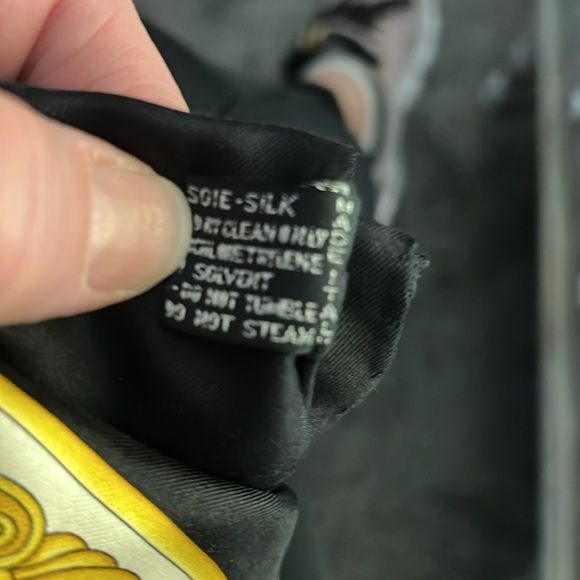 Atelier Versace 100% silk scarf, beautiful! - Picture 7 of 8